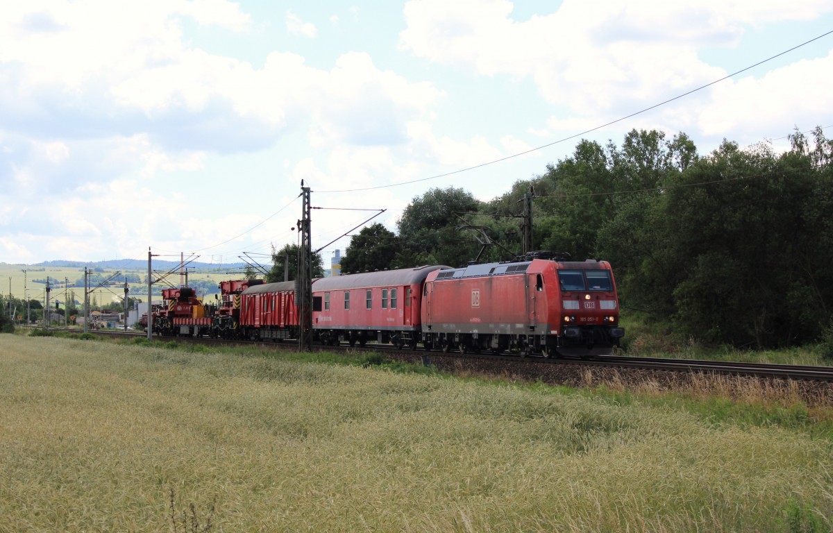 185 051-0 mit einem Hilfszug hier am 28.06.15 bei Remschütz.