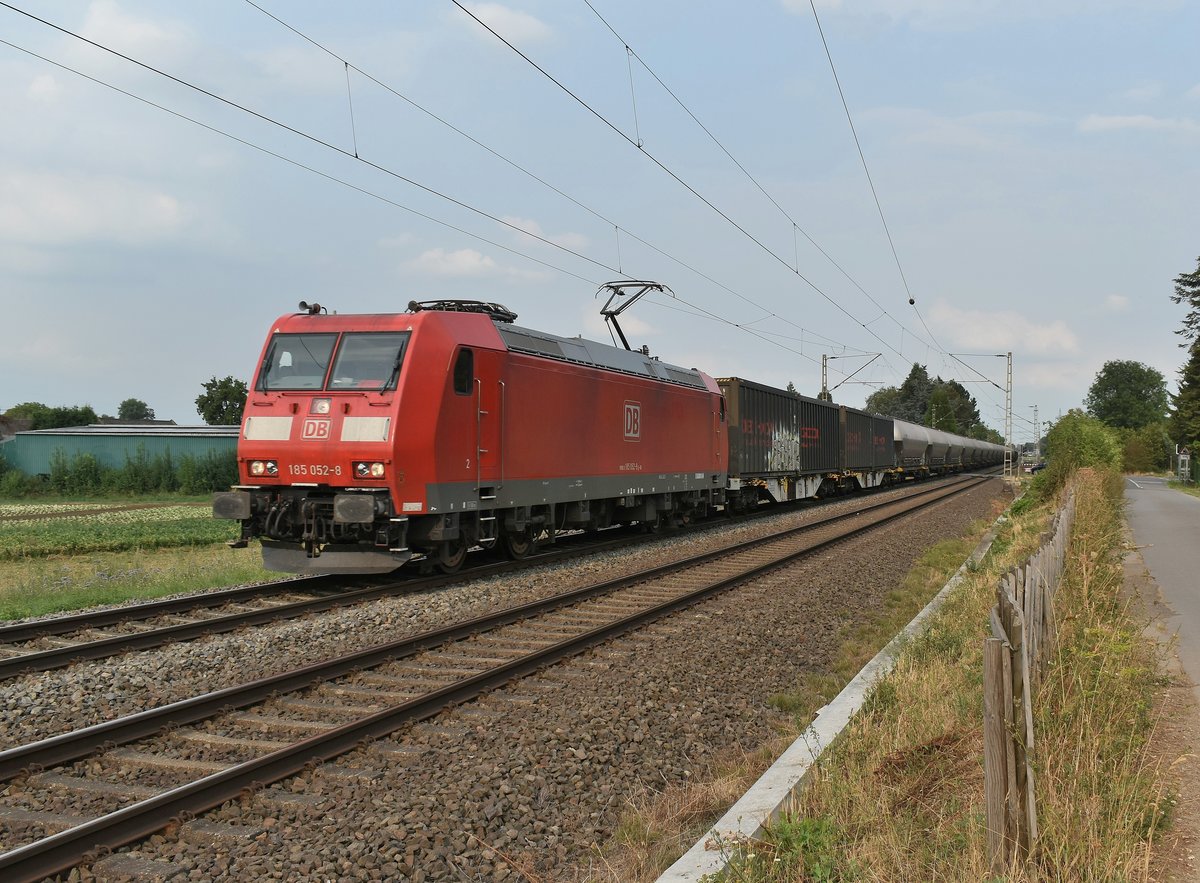 185 052-8 mit dem  Klüttenshuttle  aus Rommerskirchen kommend in Gubberath abgelichte am Abend des 21.August 2018 als sie gen Rheydt fährt. ( Klütten ist der rheinische Ausdruck für Braunkohlenbriketts )