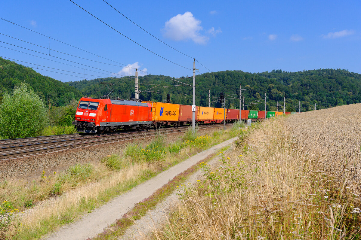185 052 DB Cargo mit einem Containerzug bei Wernstein Richtung Wels, 22.07.2020