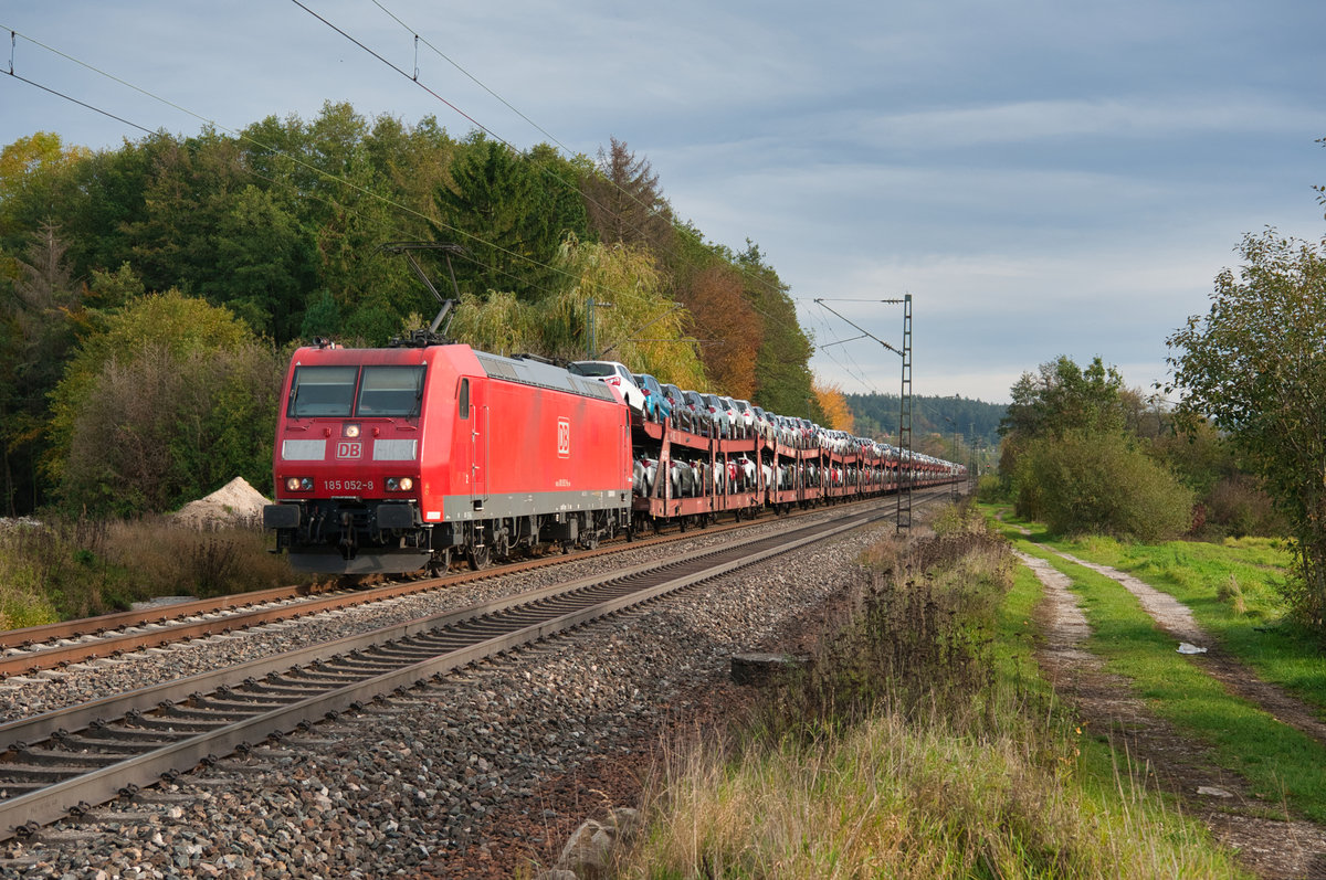 185 052 mit einem Autotransportzug bei Postbauer-Heng Richtung Nürnberg, 20.10.2019