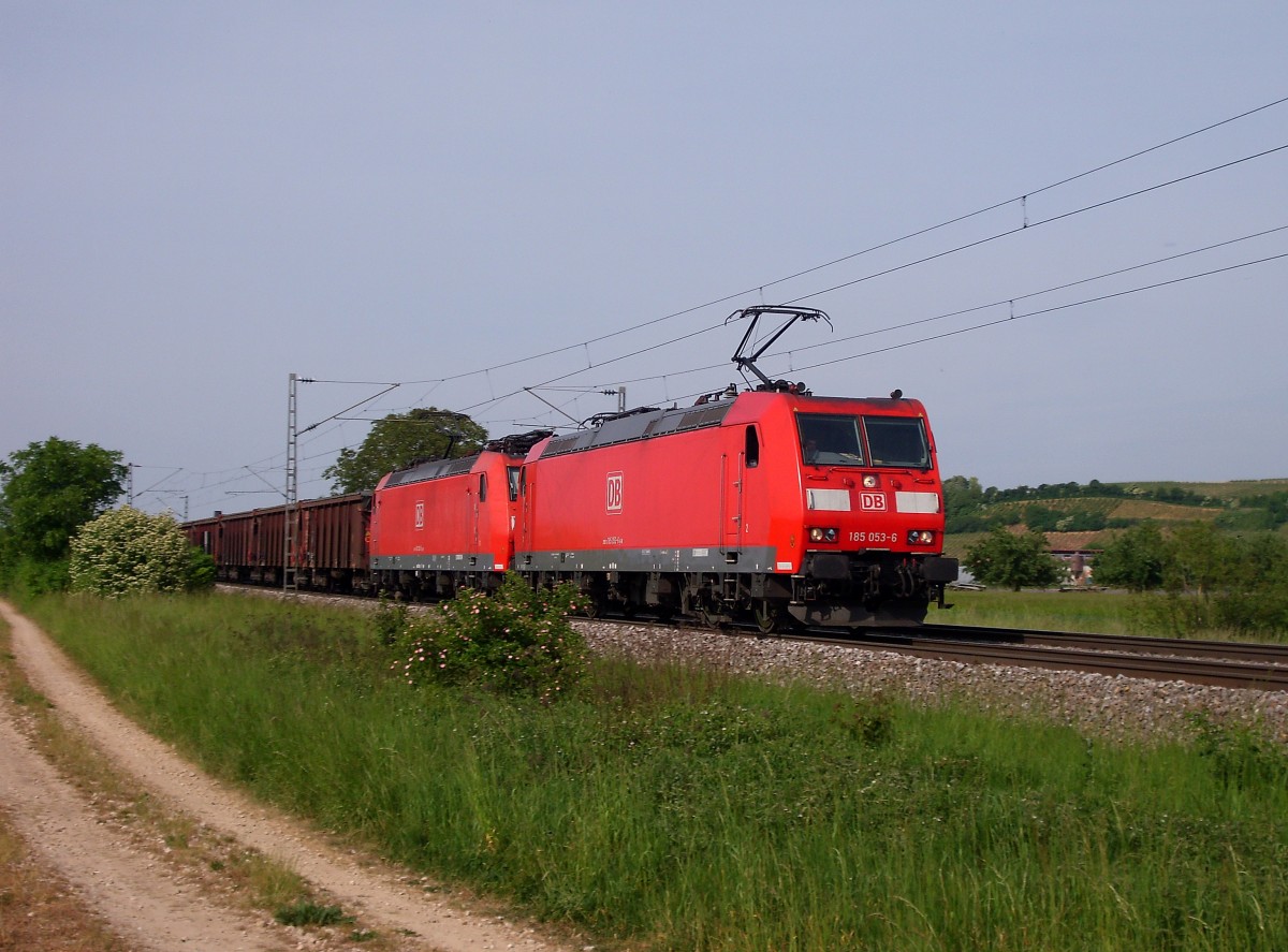 185 053-6 und eine weitere 185 brachten am 24.05.11 den Tonerdezug aus Limburg (Lahn) nach Domodossola, hier bei H�gelheim.