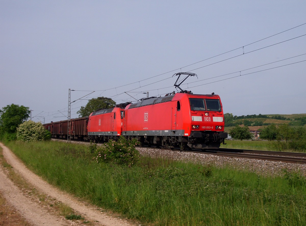 185 053-6 und eine weitere 185 brachten am 24.05.11 den Tonerdezug aus Limburg (Lahn) nach Domodossola, hier bei Hgelheim.