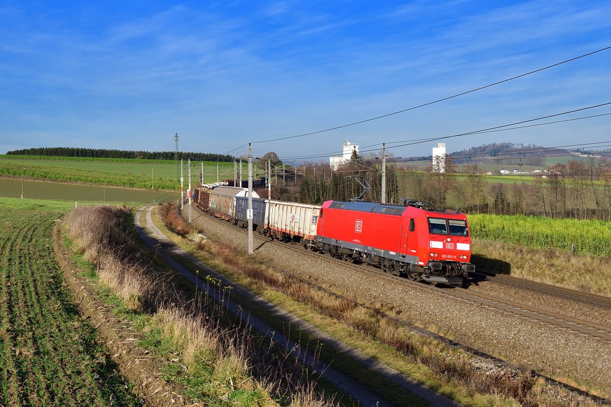 185 053 mit einem Güterzug am 11.12.2019 bei Haiding.