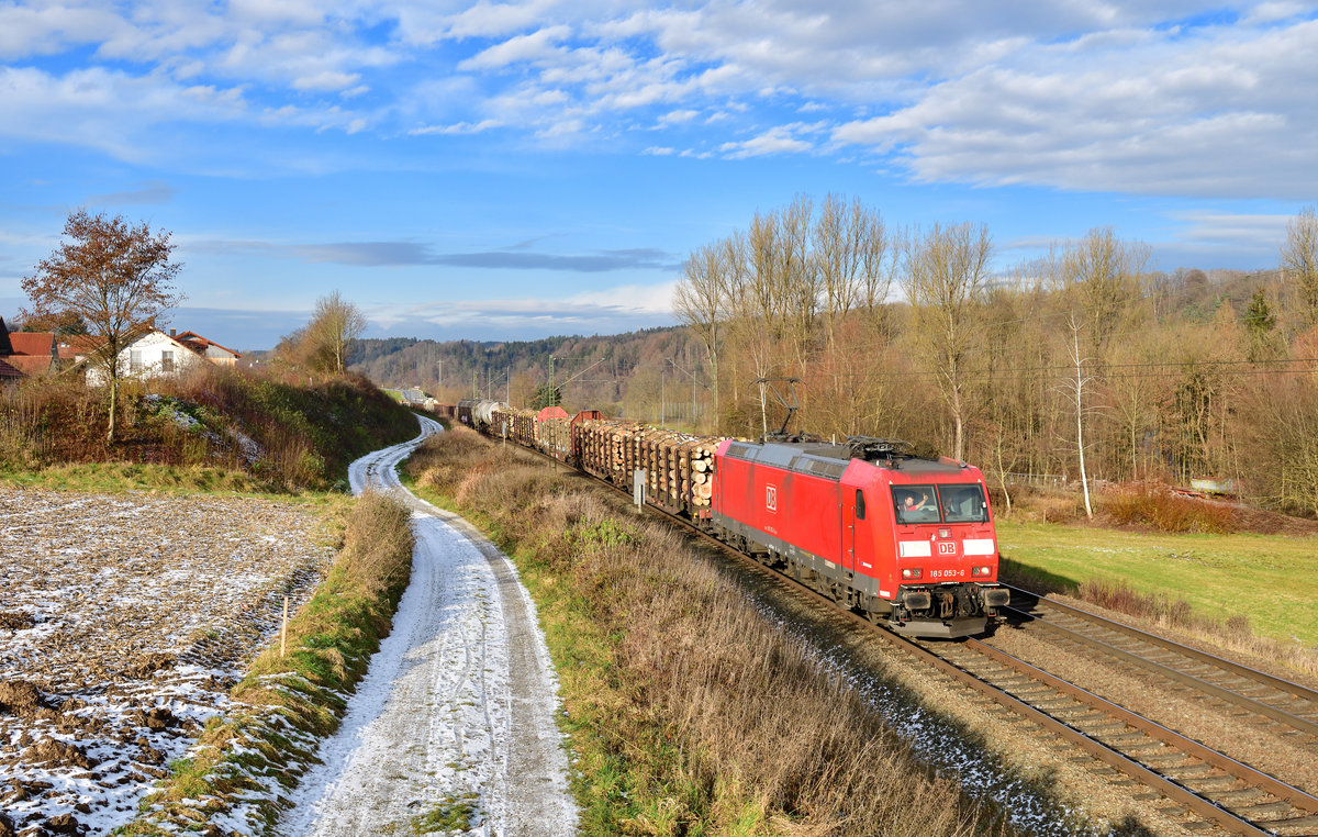 185 053 mit einem Güterzug am 05.12.2020 bei Seestetten.