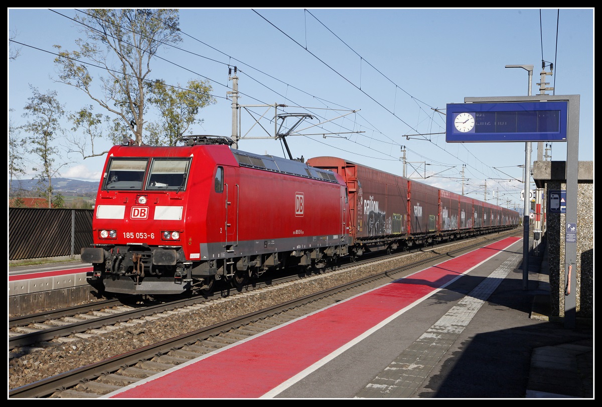 185 053 mit Güterzug in Oftering am 4.11.2019.