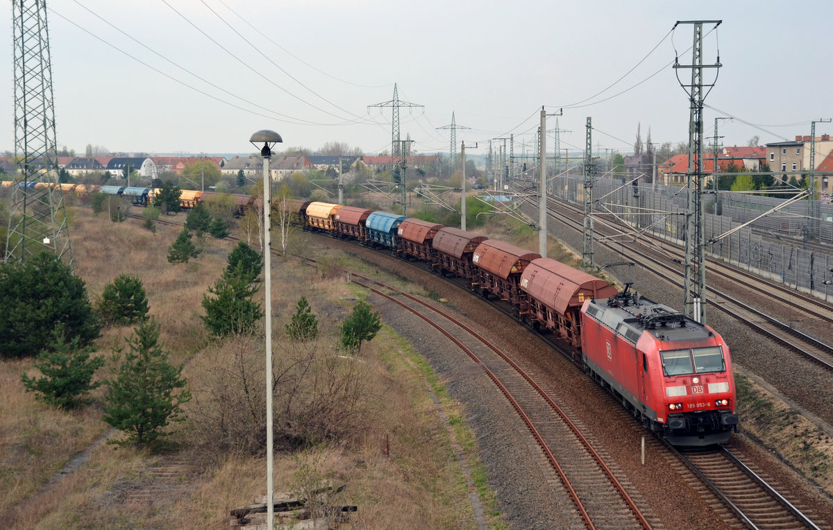 185 053 schleppte am 02.04.17 einen Düngerzug aus Piesteritz kommend durch Bitterfeld Richtung Leipzig.