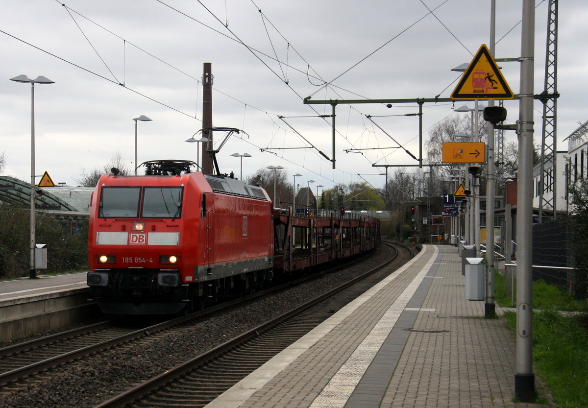 185 054-4 DB  kommt als Umleiter aus Richtung Aachen-West,Laurensberg,Richterich,Kohlscheid,Herzogenrath,Hofstadt,Finkenrath,Rimburg,Übach-Palenberg,Zweibrüggen,Frelenberg,Geilenkirchen,Süggerrath,Lindern,Brachelen,Hückelhoven-Baal,Baal mit einem Autoleerzug aus Aachen-West nach Mönchengladbach  und fährt durch Erkelenz in Richtung Herrath,Beckrath,Wickrath,Rheydt-Hbf,Mönchengladbach-Hbf. Aufgenommen vom Bahnsteig 1 in Erkelenz.
Bei Wolken am Nachmittag vom 20.3.2017.