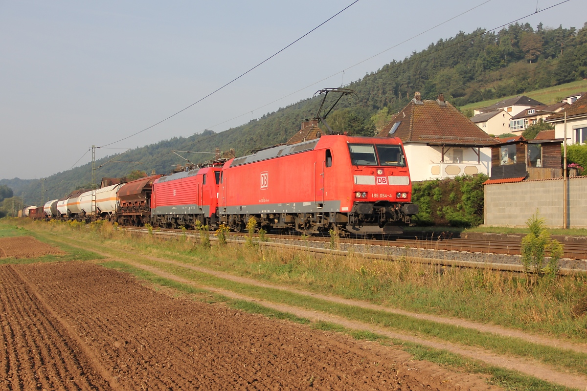 185 054-4 mit einer 189er Wagenlok und gemischtem Güterzug in Fahrtrichtung Norden. Aufgenommen bei Ludwigsau-Friedlos am 24.08.2013.