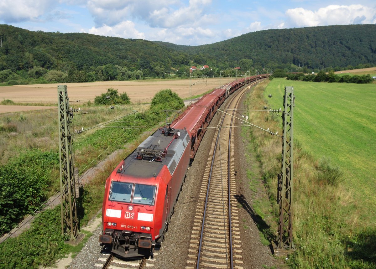 185 055-1 ist am 11.August 2016 mit einem Autozug bei Gambach in Richtung Wrzburg unterwegs.