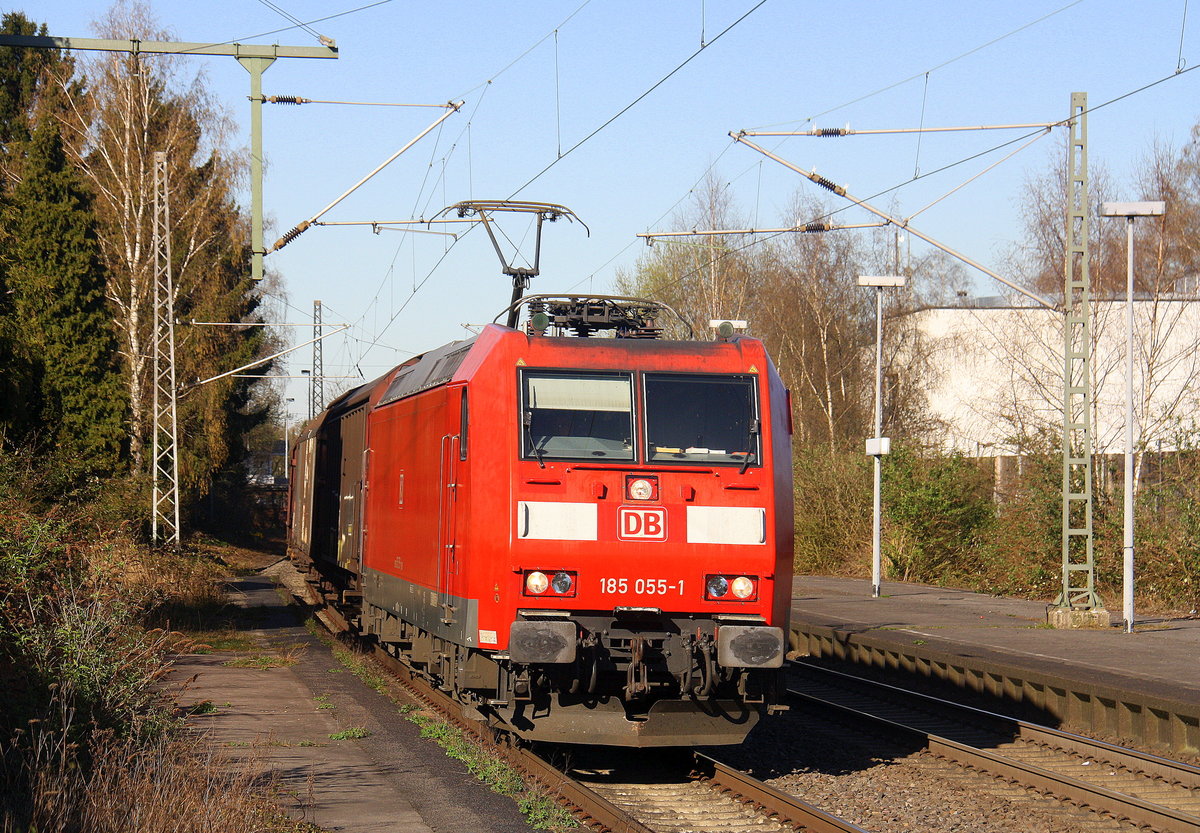 185 055-1 DB kommt mit einem Audi-VW-Skoda-Zug aus Osnabrück nach Kortenberg-Goederen(B) und kommt aus Richtung Mönchengladbach-Hbf,Rheydt-Hbf,Wickrath,Beckrath,Herrath und fährt durch Erkelenz in Richtung Baal,Hückelhoven-Baal,Brachelen,Lindern,Süggerrath,Geilenkirchen,Frelenberg,Zweibrüggen,Übach-Palenberg,Rimburg,Finkenrath,Hofstadt,Herzogenrath, Kohlscheid,Richterich,Laurensberg,Aachen-West. 
Aufgenommen vom Bahnsteig 1 in Erkelenz. 
Bei schönem Sonnenschein am Nachmittag vom 27.3.2017.