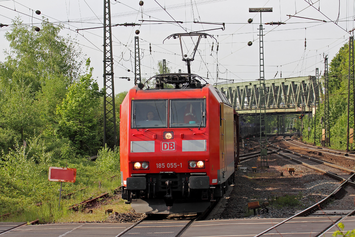 185 055-1 durchfährt Recklinghausen-Süd 11.5.2015