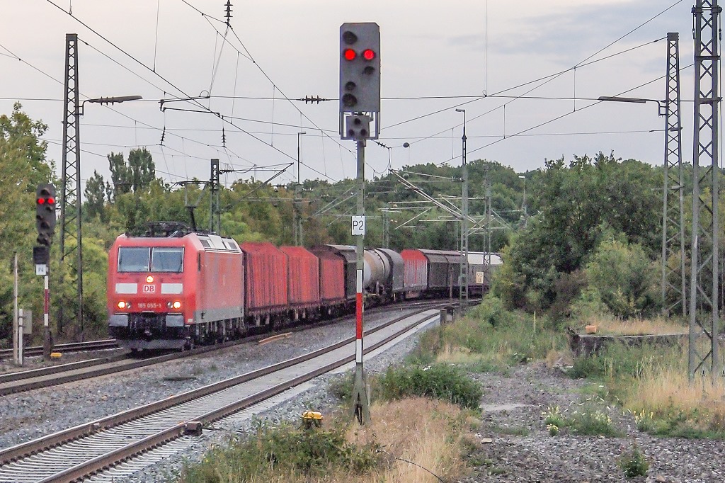 185 055 erreichte am Abend des 18.9.12 auf ihrem (wahrscheinlich noch langen) Weg nach Norden den Bahnhof Uffenheim.