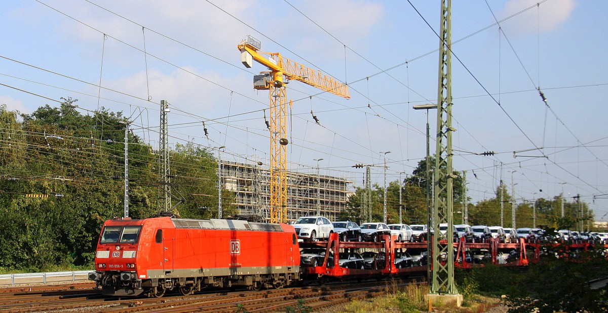 185 056-9 DB kommt als Umleiter über Köln aus Richtung Köln,Aachen-Hbf,Aachen-Schanz mit einem langen gemischten Güterzug aus Osnabrück nach Kortenberg-Goederen(B) und fährt in Aachen-West ein.
Aufgenommen vom Bahnsteig in Aachen-West bei schönem Sonnenschein am Abend vom 12.9.2014.