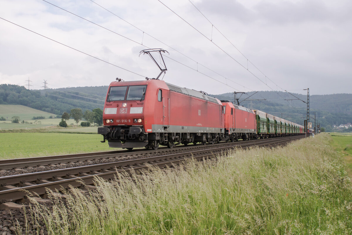 185 056-9 u.185 296-1 unterwegs mit einem Hackschnitzelzug bei Reilos am 07.06.2023