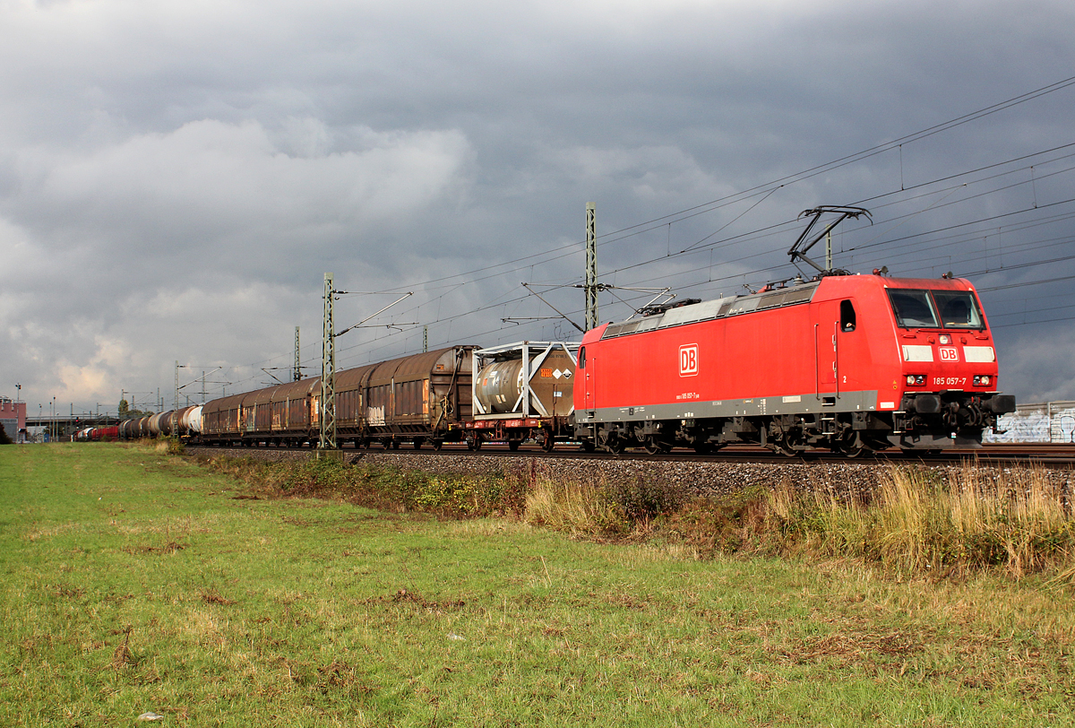 185 057-7 bei Porz(Rhein) am 10.10.2013
