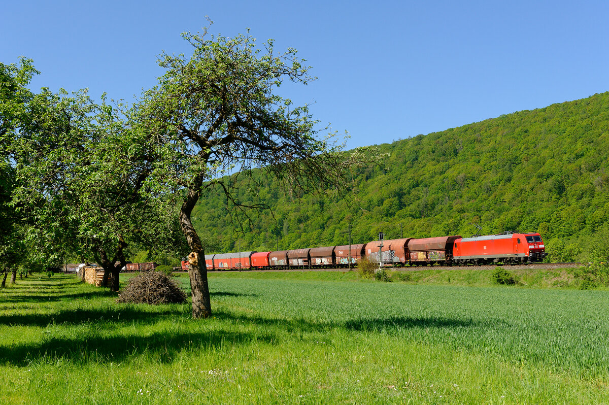 185 057 mit einem gemischten Güterzug bei Wernfeld Richtung Gemünden, 07.05.2020