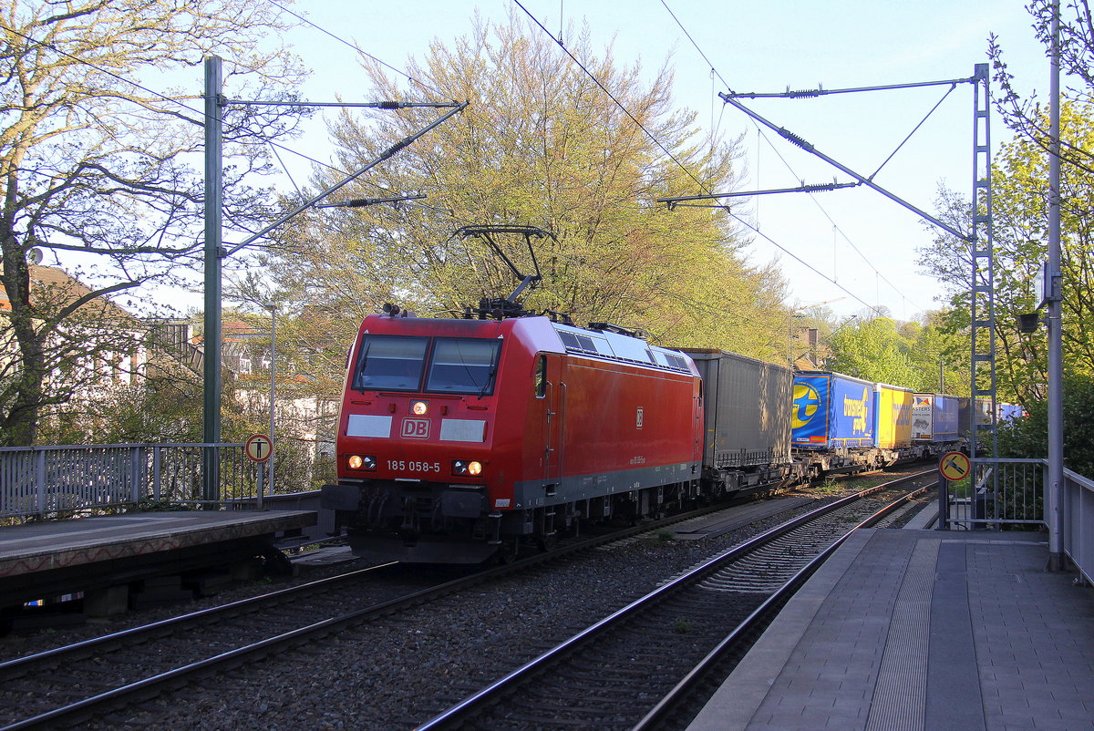 185 058-5 DB kommt aus Richtung Aachen-West mit einem LKW-Zug aus Zeebrugge-Vorming(B) nach Novara-Boschetto(I) und fährt durch Aachen-Schanz in Richtung Aachen-Hbf,Aachen-Rothe-Erde,Stolberg-Hbf(Rheinland)Eschweiler-Hbf,Langerwehe,Düren,Merzenich,Buir,Horrem,Kerpen-Köln-Ehrenfeld,Köln-West,Köln-Süd. 
Aufgenommen vom Bahnsteig von Aachen-Schanz. 
Am Morgen vom 18.4.2018.