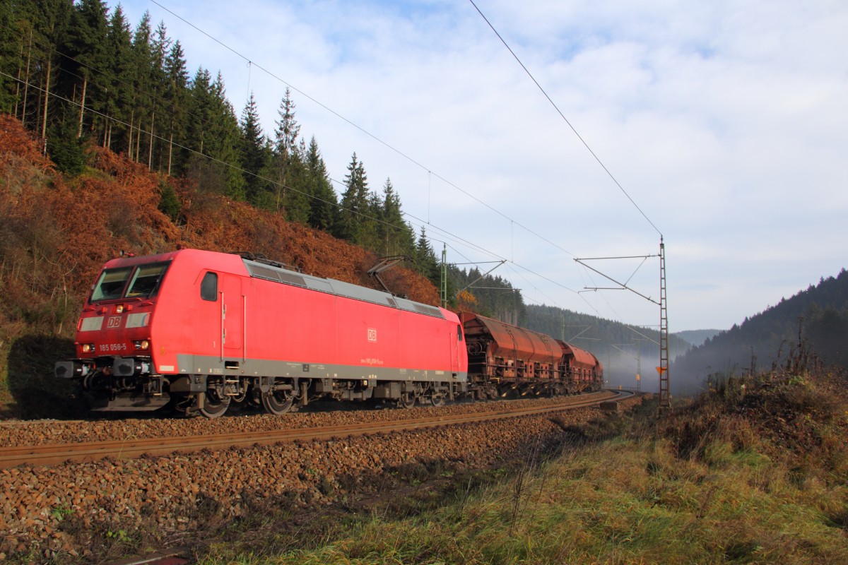 185 058-5 DB Schenker bei Steinbach auf der Frankenwaldrampe am 12.11.2014.