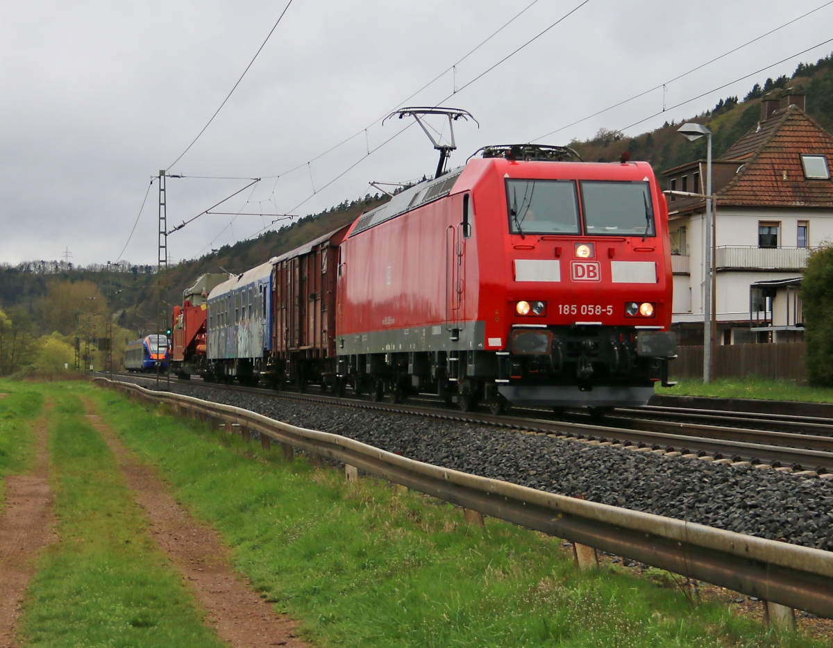 185 058-5 mit Schienenkran in Fahrtrichtung Norden. Aufgenommen in Ludwigsau-Friedlos am 16.04.2016.