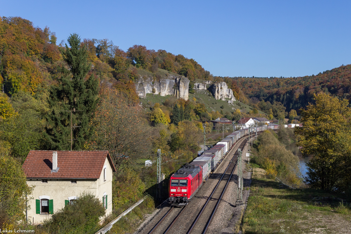 185 058 mit einem KLV durch Hagenacker Richtung Treuchtlingen