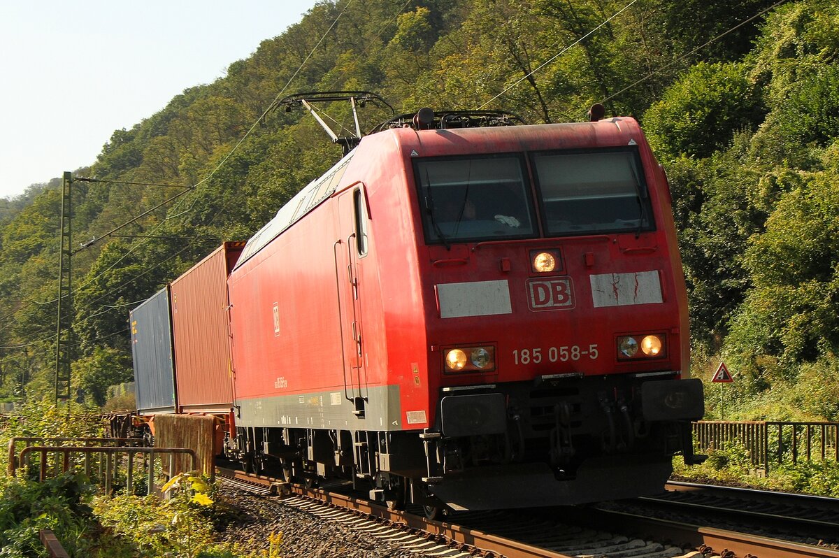 185 058 nahe Stolzenfels auf der linken Rheinseite am 25.02.2021