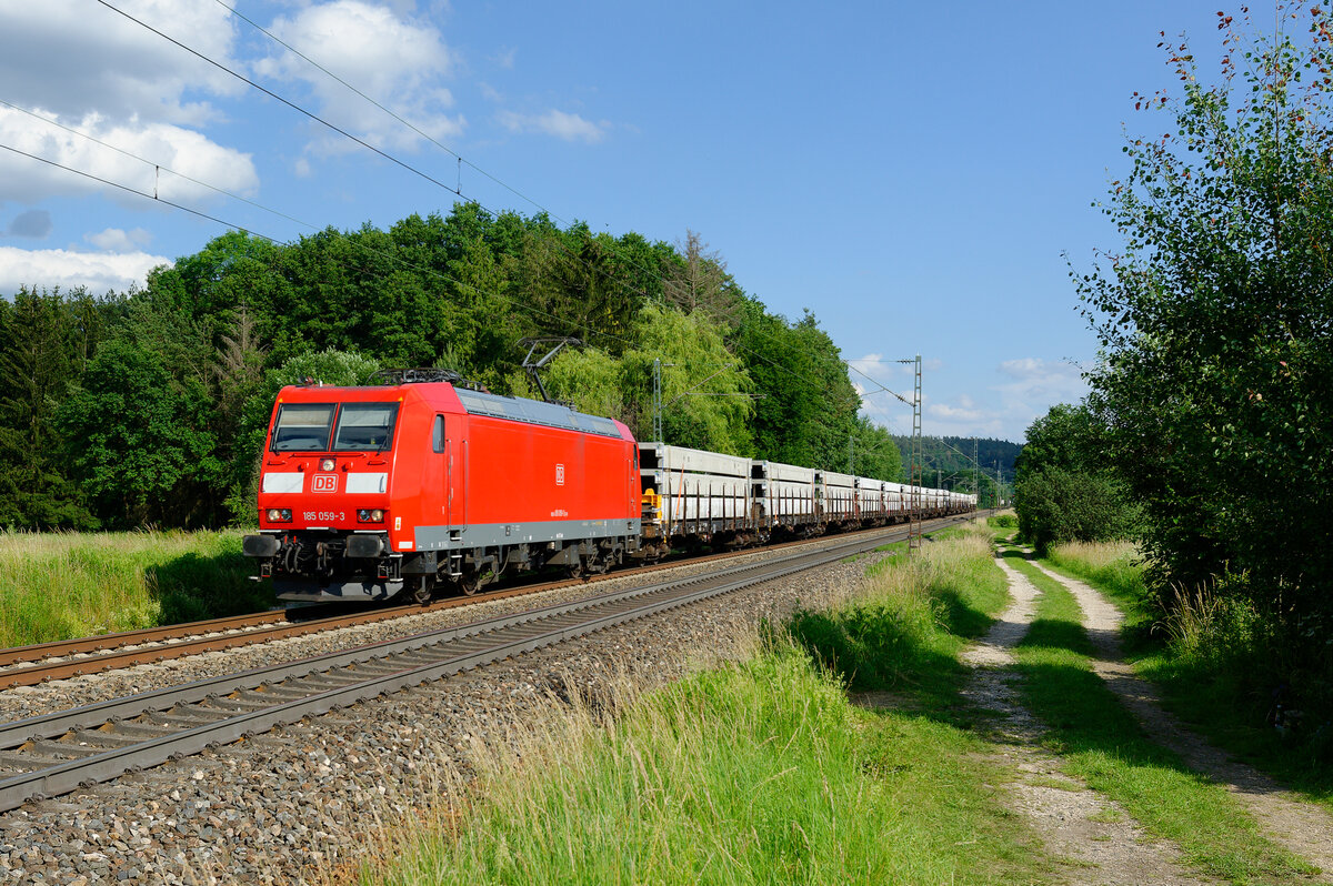 185 059 DB Cargo mit einem Betonteilezug bei Postbauer-Heng Richtung Nürnberg, 26.06.2020