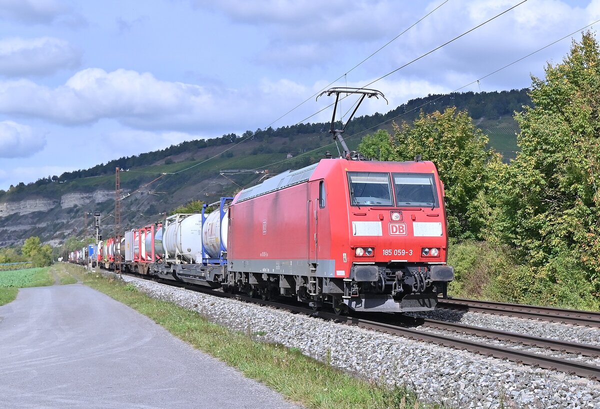 185 059 mit einem KLV bei Thüngersheim gen Würzburg am 28.9.2021
