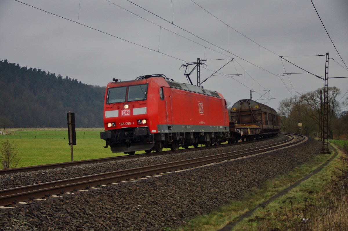 185 060-1 ist mit einen gemischten Güterzug bei Hermannspiegel am 28.01.15 unterwegs.