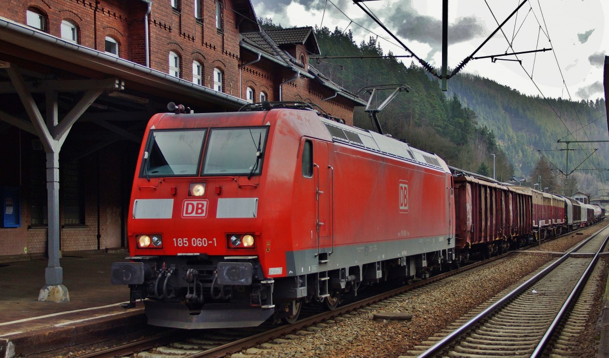 185 060-1 mit einen gemischten Güterzug bei der Durchfahrt von Probstzella am 11.03.15 .