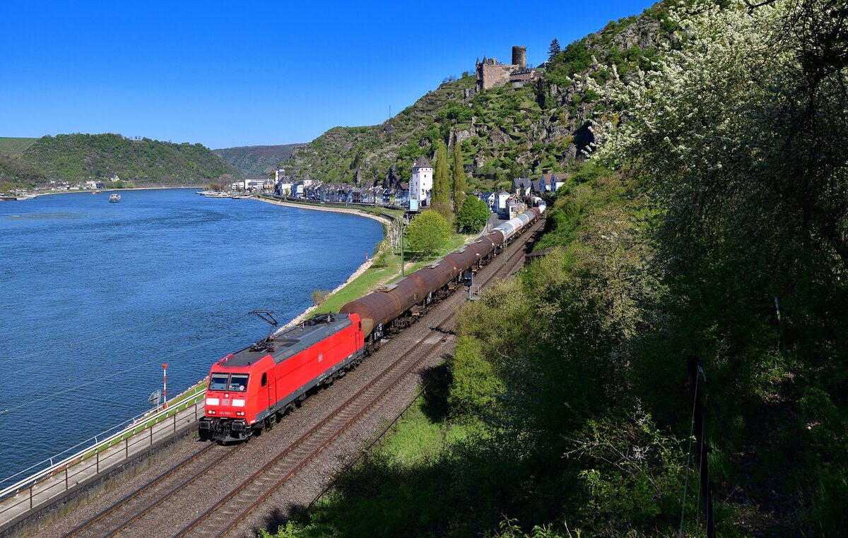 185 060 mit einem Güterzug am 20.04.2022 bei St. Goarshausen.