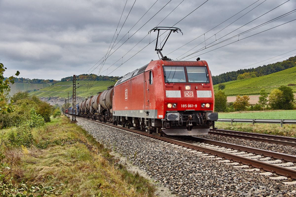 185 061-9 ist mit einen gemischten Güterzug bei Himmelstadt am 13.10.16 zu sehen.