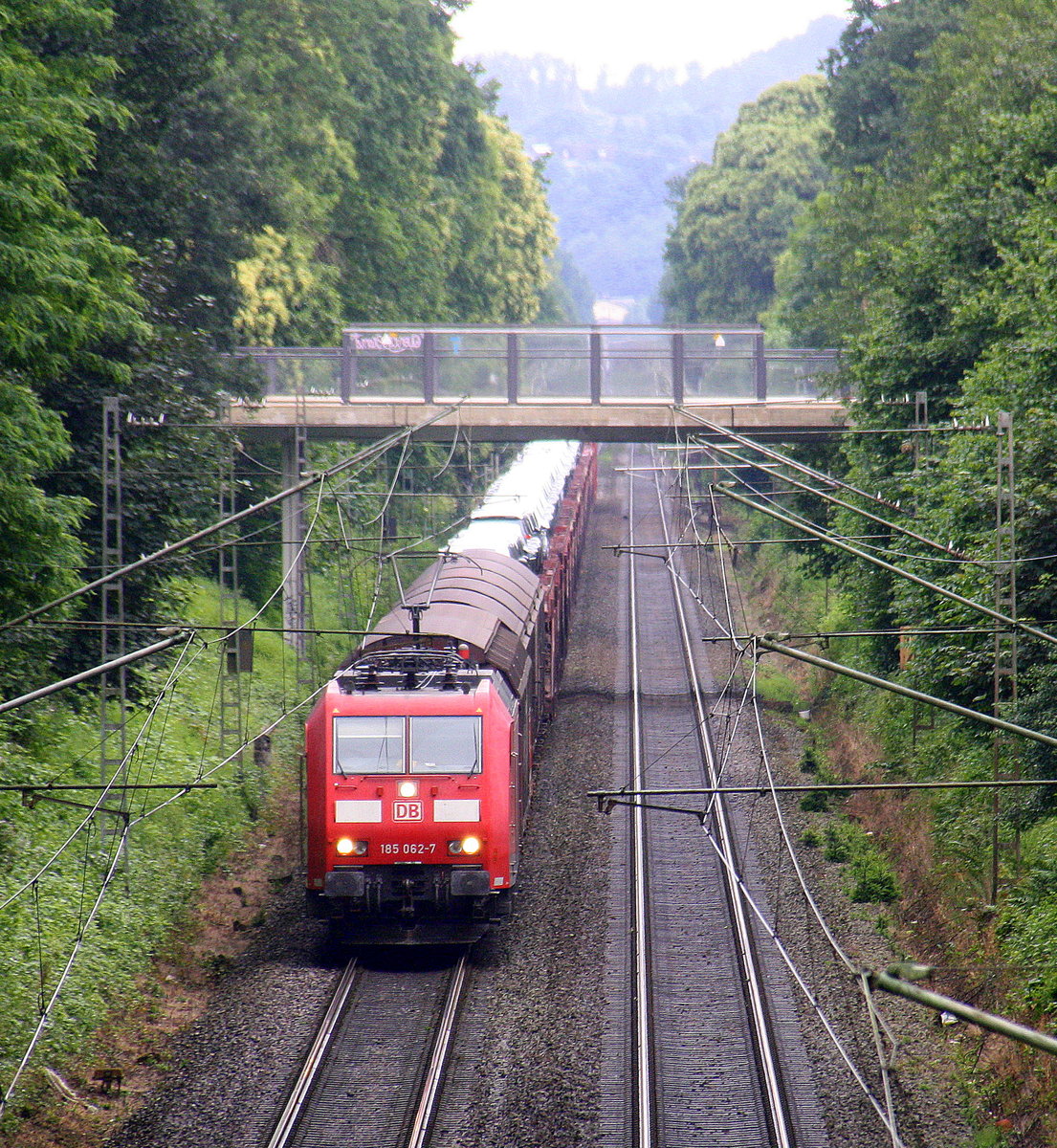 185 062-7 DB kommt die Kohlscheider-Rampe hoch aus Richtung Neuss,Herzogenrath mit einem langen Audi-VW-Zug aus Osnabrück nach Kortenberg-Goederen(B) und fährt in Richtung Kohlscheid,Richterich,Laurensberg,Aachen-West.
Aufgenommen von der Brücke der Roermonderstraße in Kohlscheid. 
Am Abend  vom 27.6.2016.