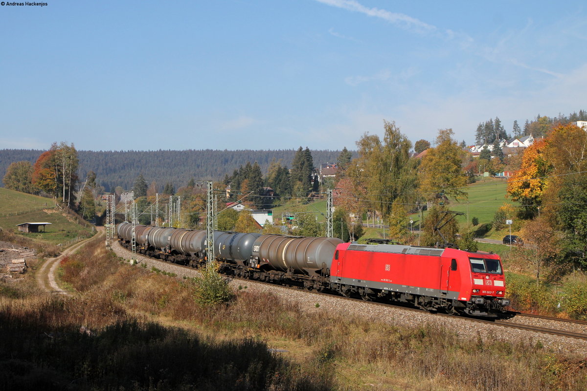 185 062-7 mit dem GC 60484 (Hausach-Rammelswiesen) bei Sommerau 19.10.18