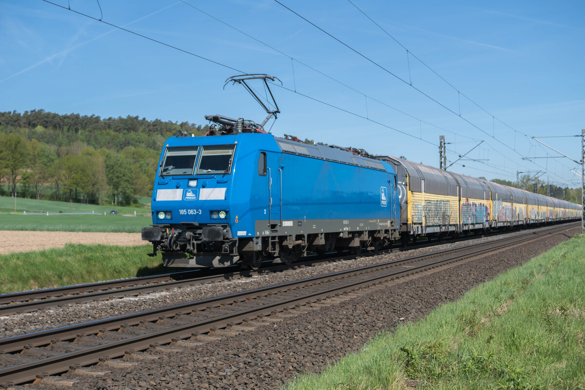 185 063-3 unterwegs mit einem Autozug bei Kerzell am 30.04.2025