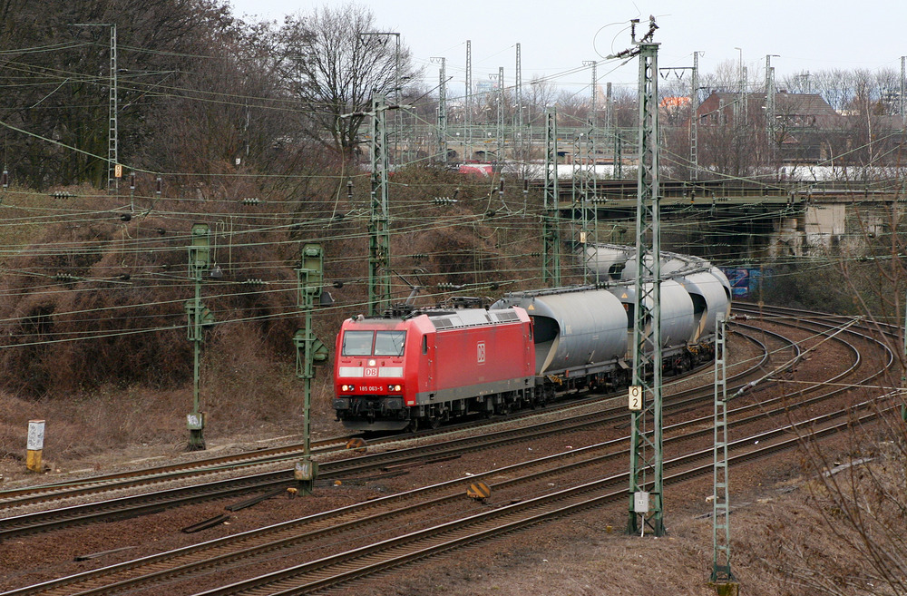 185 063 mit Braunkohlenstaub aus dem rheinischen Revier unterwegs nach Süddeutschland.
Aufgenommen am 26. März 2006 in Köln, genauer von der Brücke zwischen Mediapark und Herkulesberg.