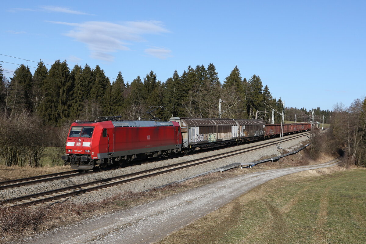 185 063 mit einem gemischten Güterzug aus Freilassing kommend am 14. Februar 2022 bei Grabenstätt im Chiemgau.