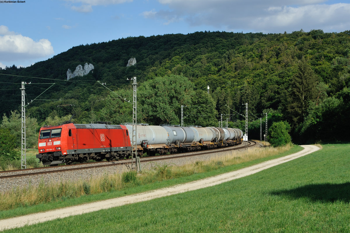 185 064-3 mit einem Kesselwagenzug kurz vor Dollnstein Richtung Treuchtlingen, 15.07.2015