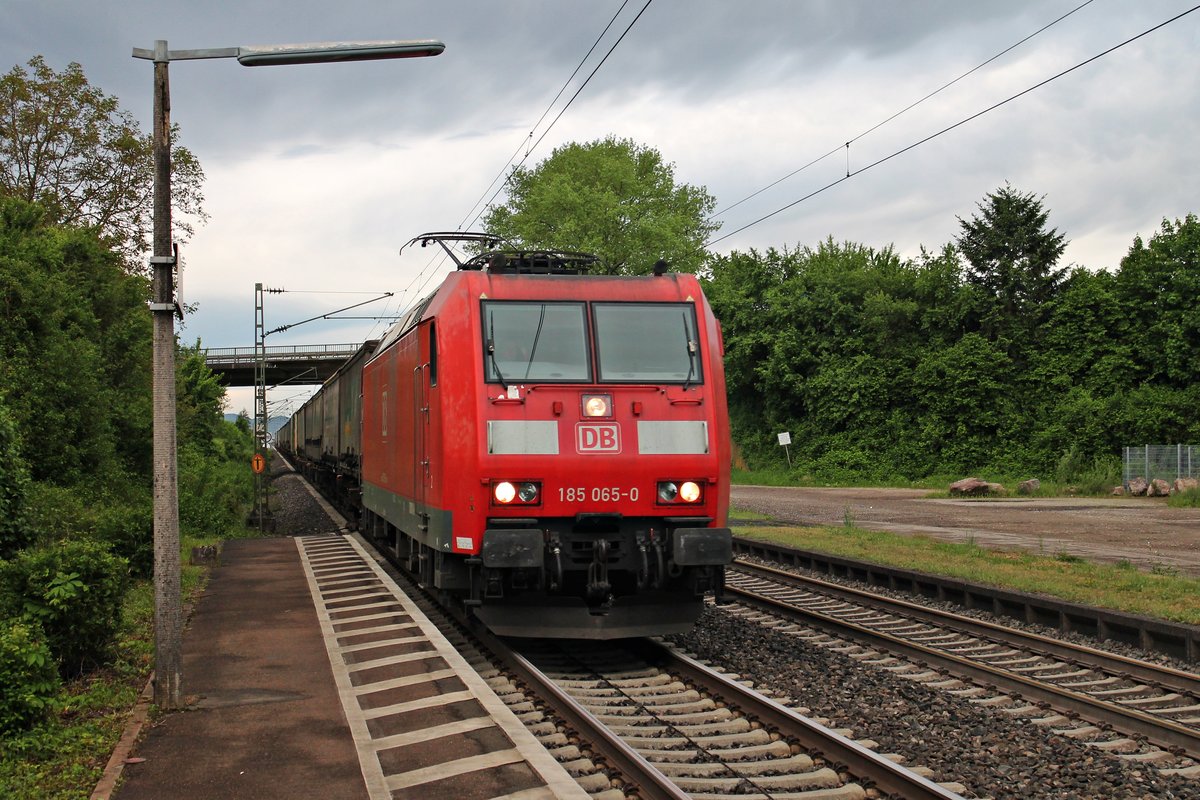 185 065-0 mit einem Ambrogio-Containerzug bei der Durchfahrt am 06.05.2015 in Orschweier in Richtung Offenburg.