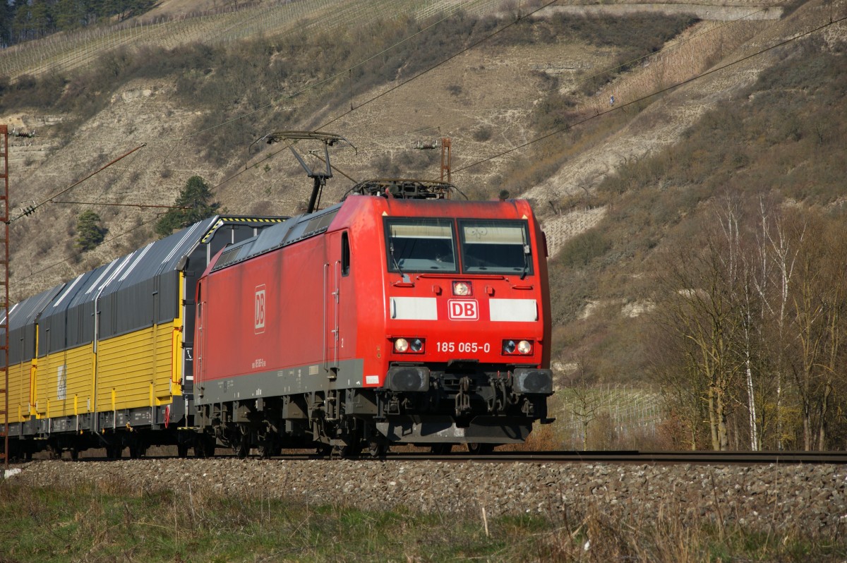 185 065-0 ist mit einen Autozug Richtung Süden unterwegs am 11.03.14 bei Thüngersheim.