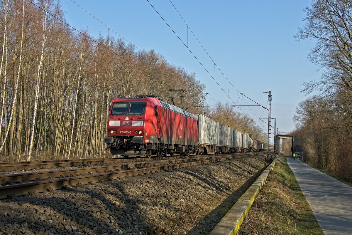 185 065-0 zieht einen gemischten Güterzug in Richtung Hagen durch Unna-Mühlhausen (06.03.2022)