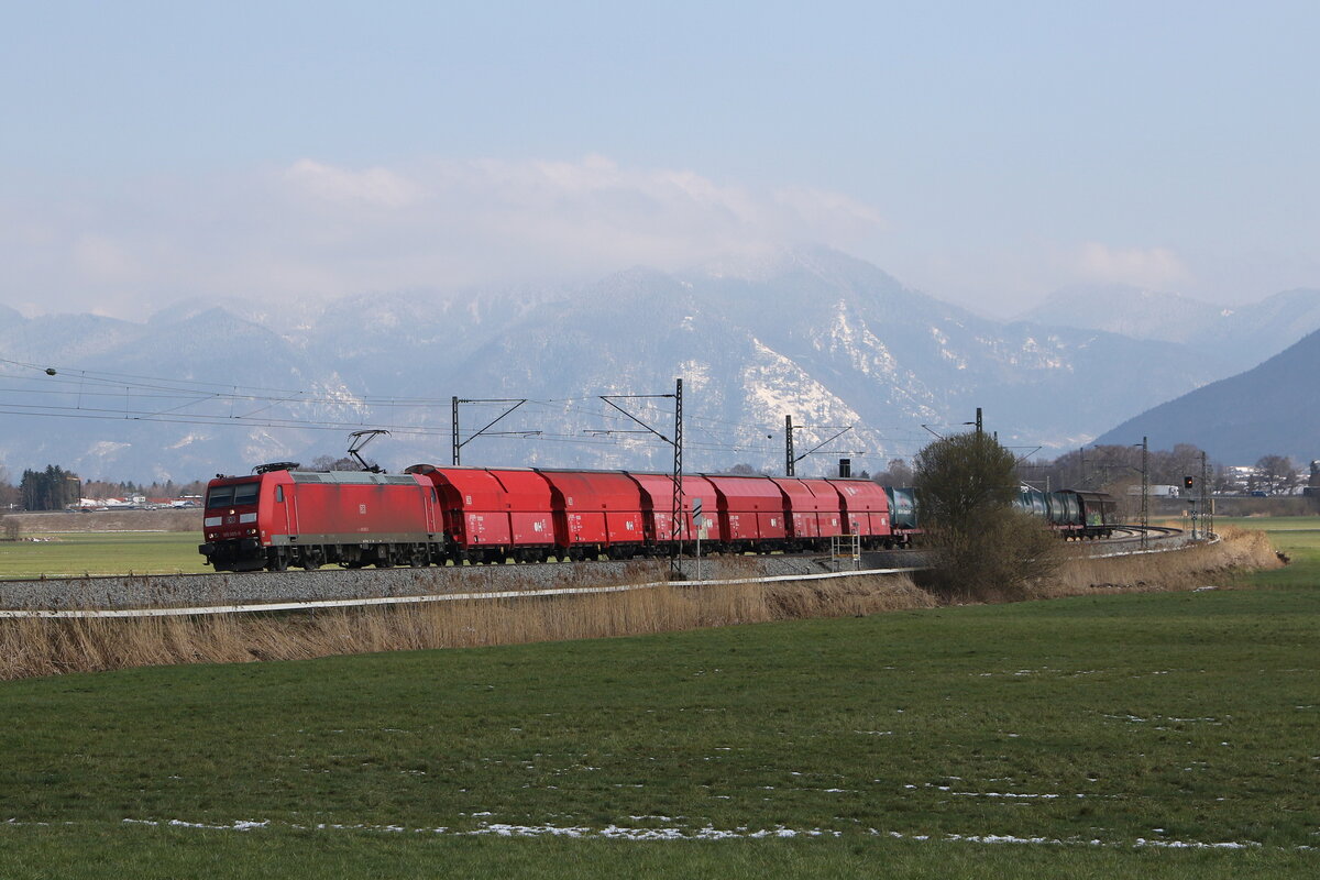 185 065 mit dem Müllzug auf dem Weg nach Rosenheim am 4. April 2022 bei Bernau am Chiemsee.