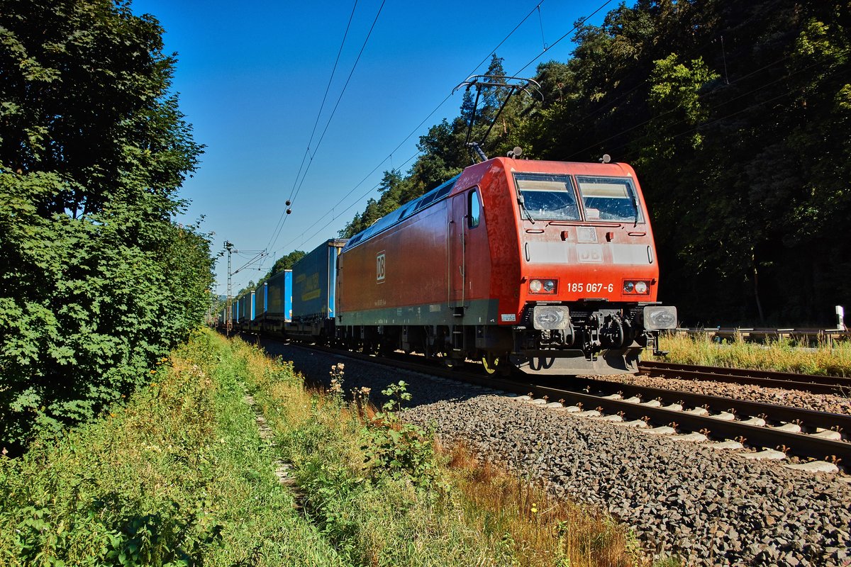 185 067-6 ist hier mit einen Walter Zug am 24.08.16 bei Burghaun zu sehen der weiter in Richtung Süden (Italien) ist.