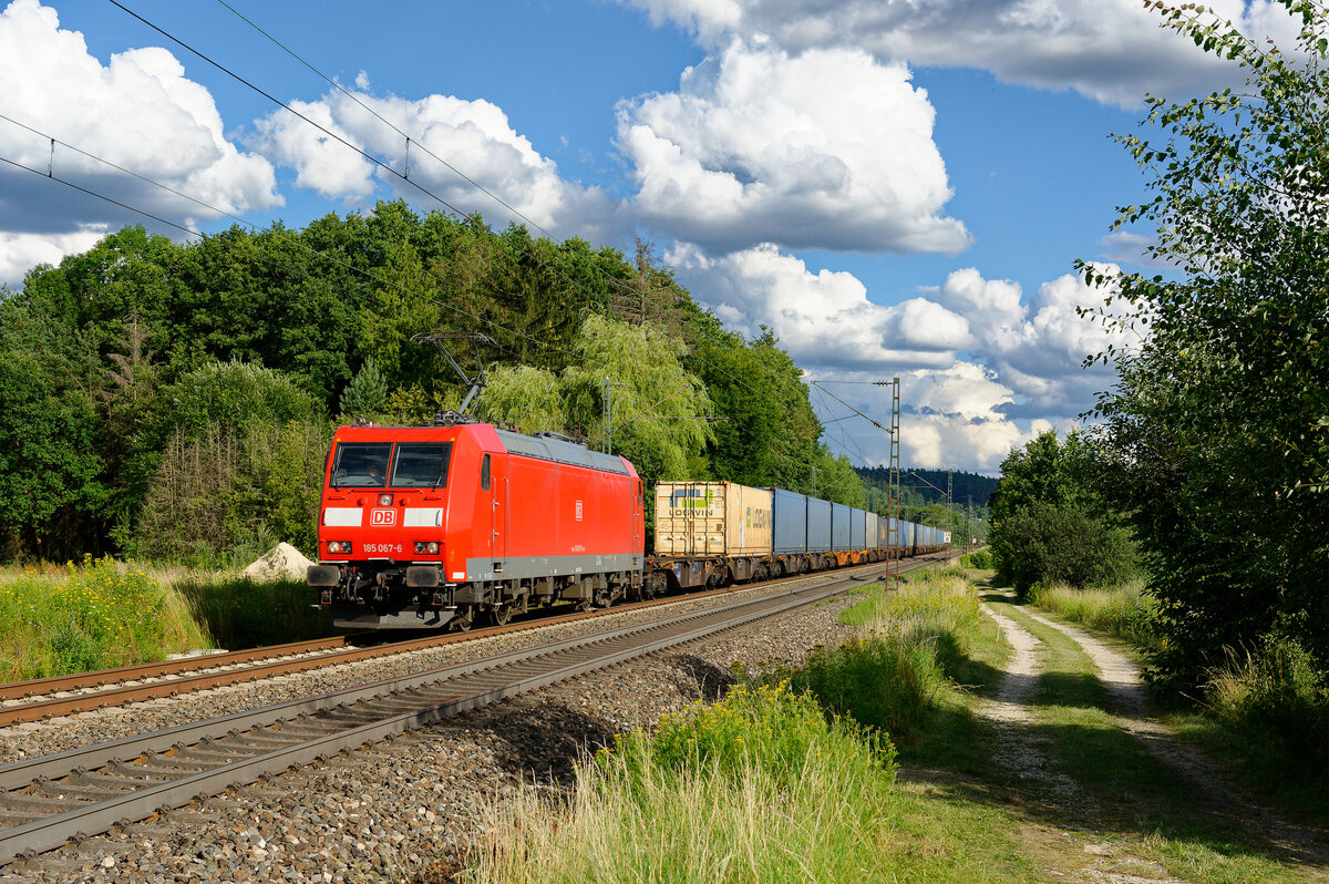 185 067 DB Cargo mit dem Tchibo Containerzug bei Postbauer-Heng Richtung Nürnberg, 25.07.2020