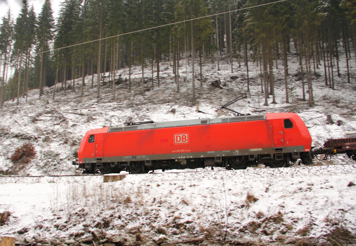 185 068-4 DB Schenker fhrt ber die Frankenwaldrampe bei Steinbach am 23.01.2015.