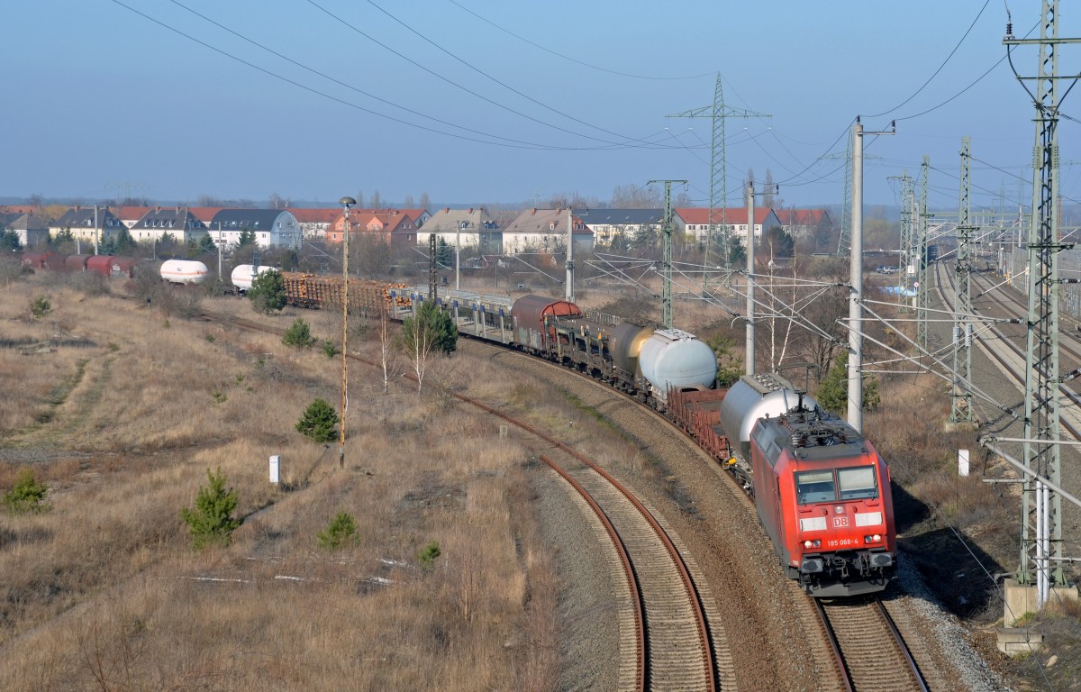 185 068 fuhr am 09.03.14 mit einem gemischten Güterzug aus Richtung Dessau kommend durch Bitterfeld.
