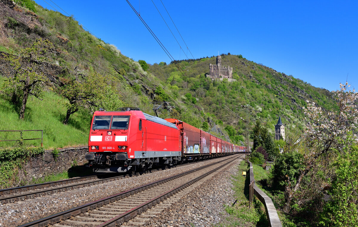 185 068 mit einem Güterzug am 20.04.2022 bei Wellmich.