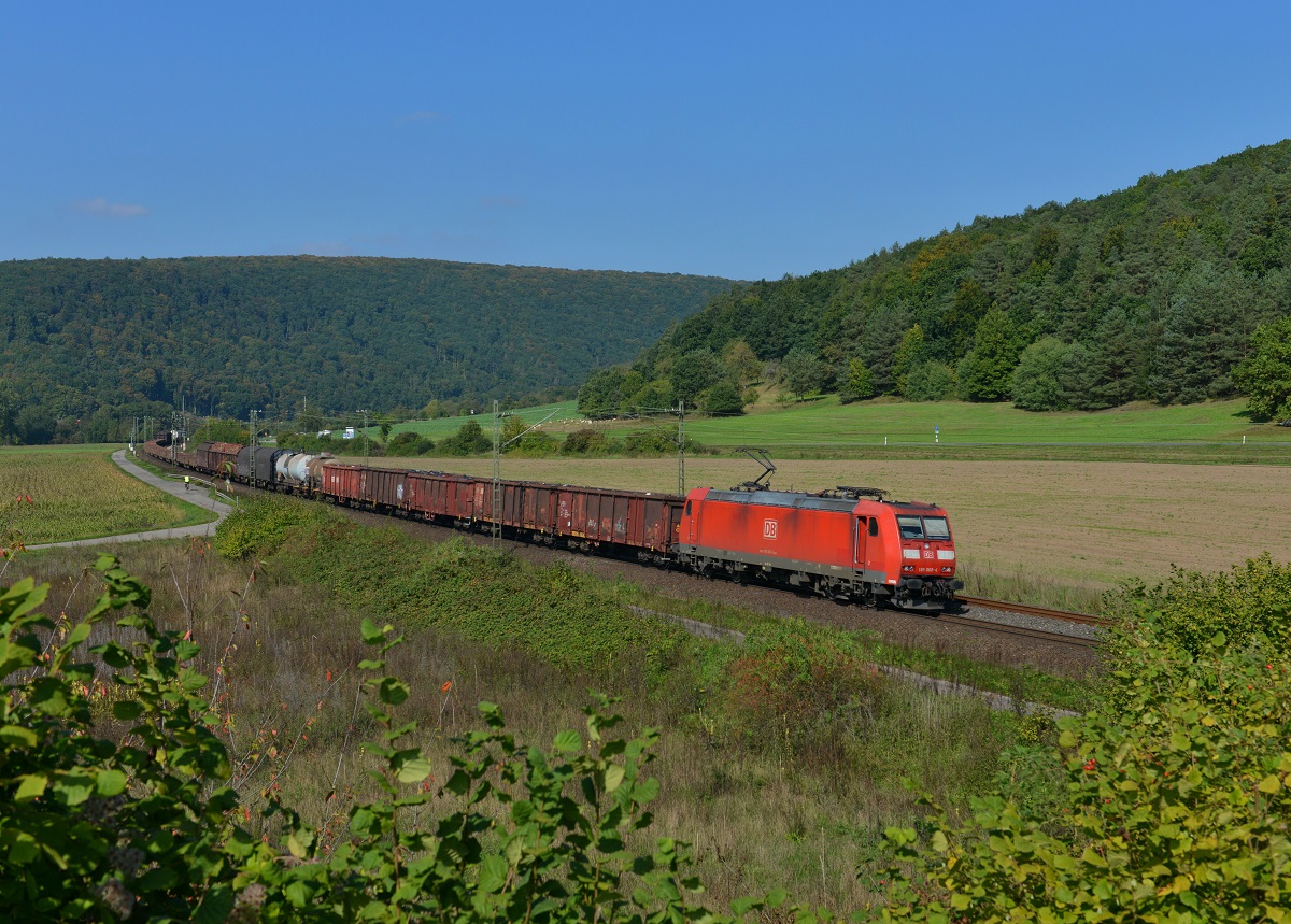 185 068 mit einem Güterzug am 28.09.2013 bei Harrbach.