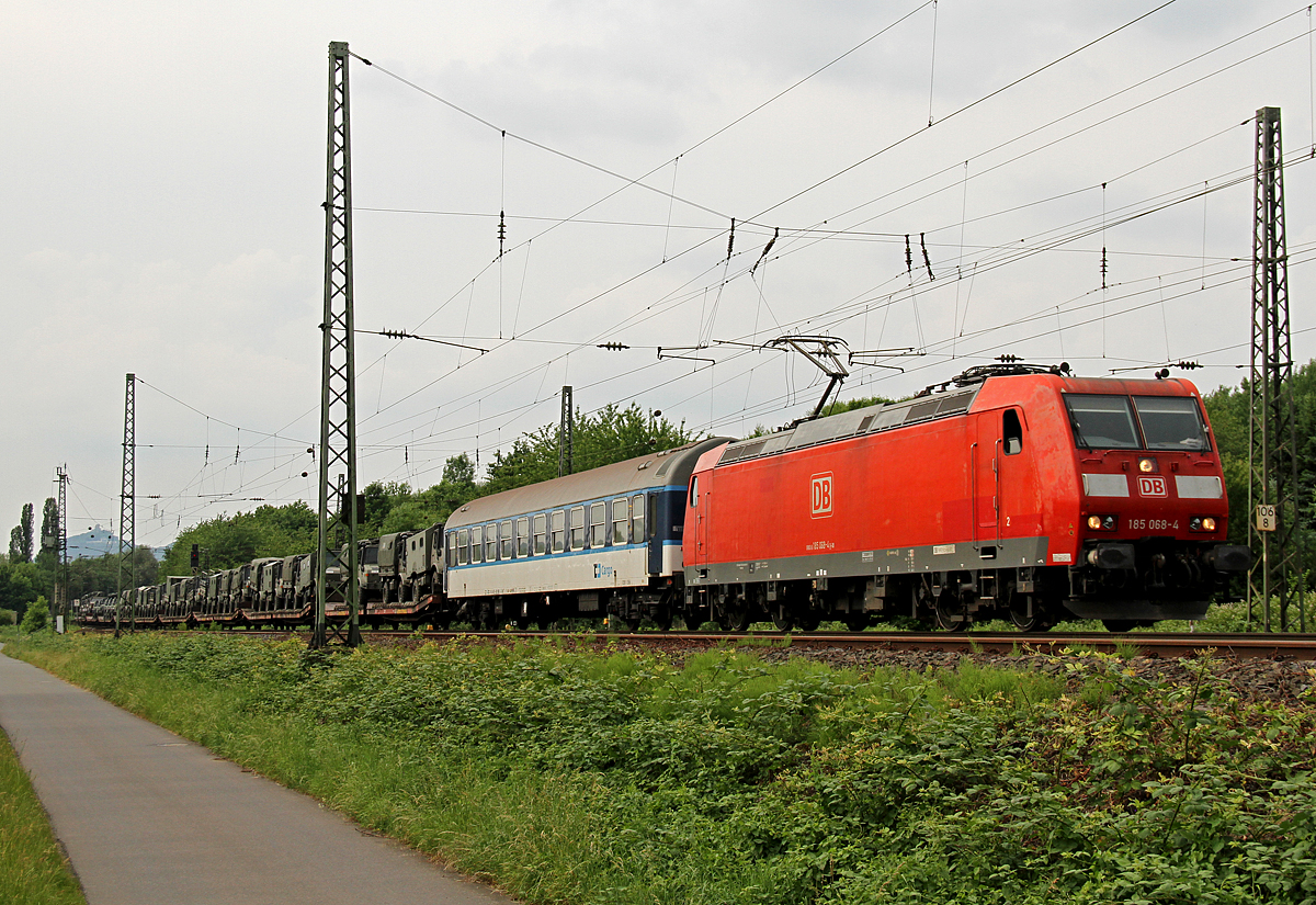 185 068 mit Militärzug bei Unkel am 03.06.2017