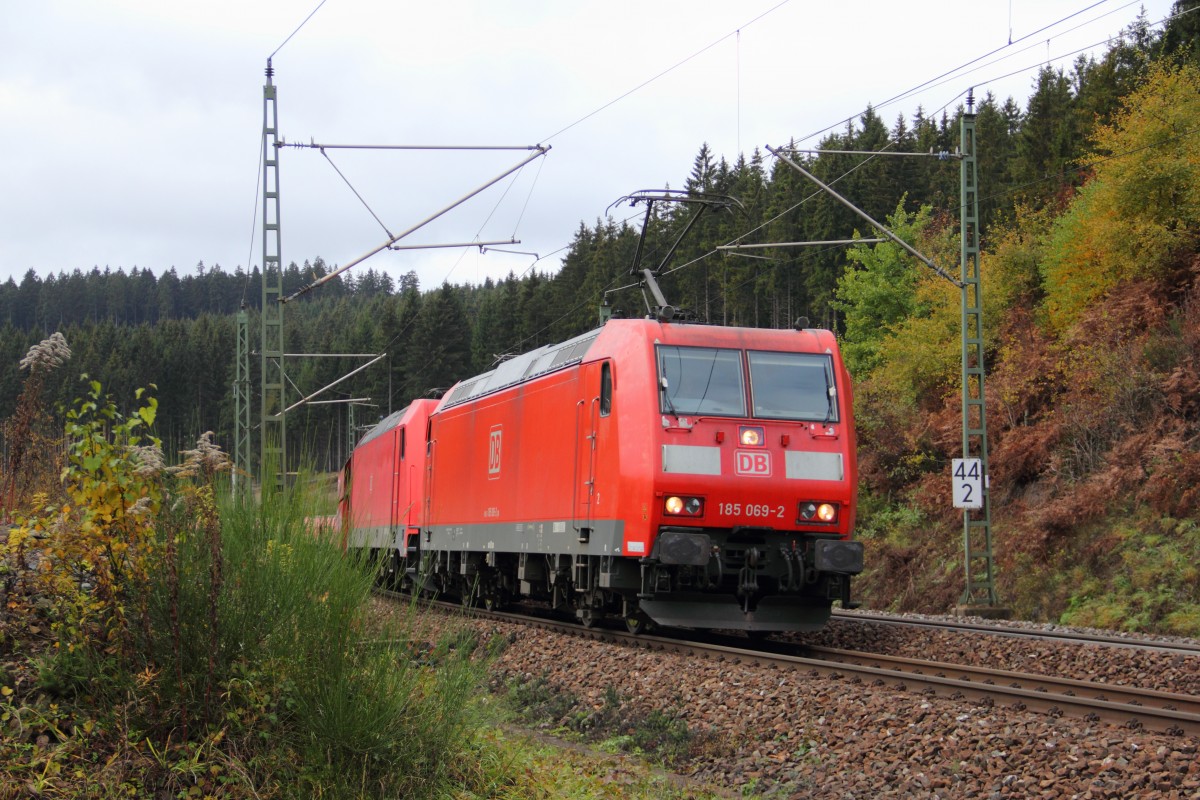 185 069-2 DB + 185 266-4 DB bei Steinbach im Frankenwald am 23.10.2015. 