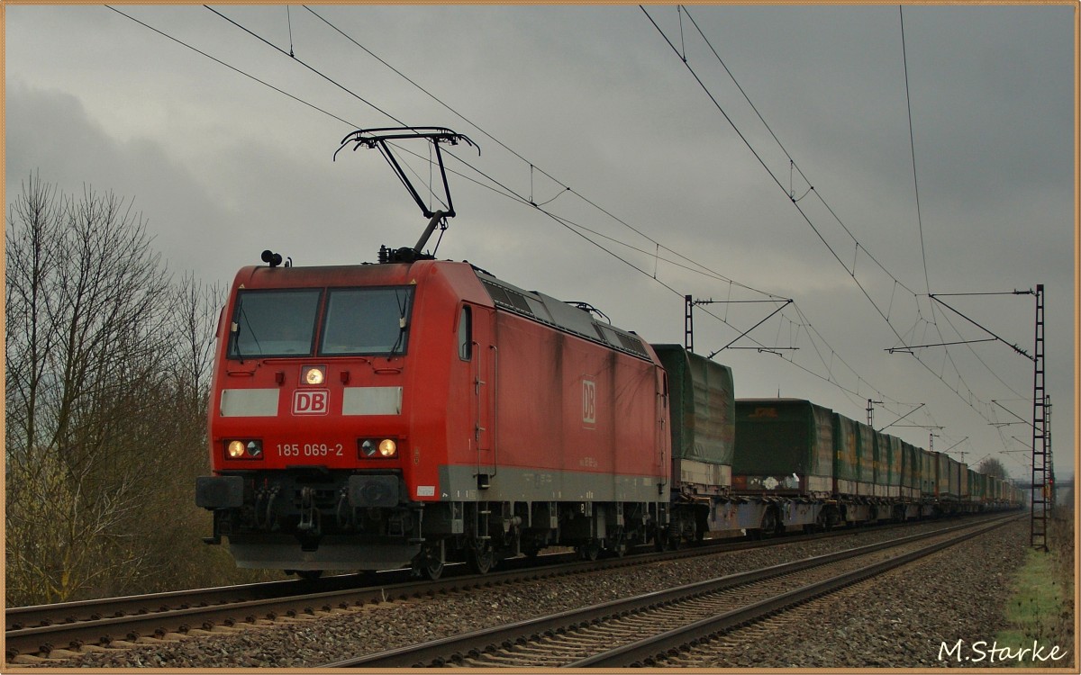 185 069-2 mit einen Aufliegerzug Richtung Norden am 22.01.14 bei Thüngersheim.